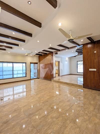 BEAUTIFUL PRIME LOCATION FULL HOUSE FOR RENT IN CHAKLALA SCHEME III CANTT
