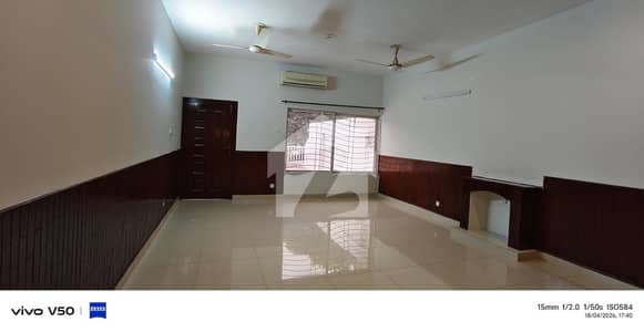 DUPLEX HOUSE AVAILABLE FOR SALE F 10 SIZE 511 SQUARE YARDS
