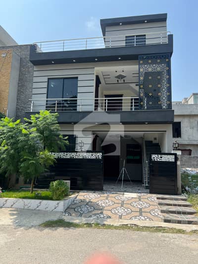 Beautiful 5 Marla Double-Unit, Double-Storey House Available For Sale In FMC Islamabad.