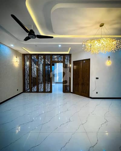 10 MARLA HOUSE AVAILABLE FOR RENT PRIME LOCATION NEAR TO ALL FACILITIES