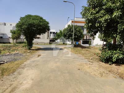 DHA PHASE 9 TOWN CORNER NEAR TO PARK