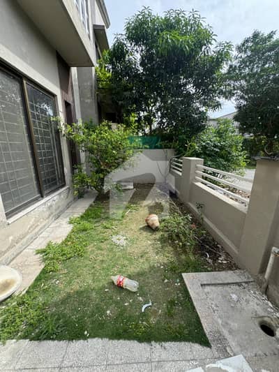 DHA PHASE 8 VILLA 10 MARLA