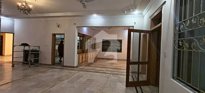 15 Marla upper portion saprt 3 bedrooms