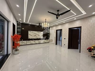 10 MARLA BEAUTIFUL UPPER PORTION FOR RENT BAHRIA TOWN LAHORE