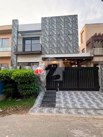 8 Marla House Available for Rent in DHA 9 Town, Lahore: A Comfortable, Well-Planned Home in an Ideal Location.