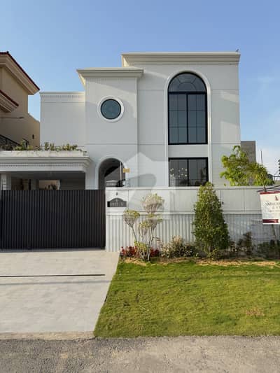 10Marla brand new house available for rent in bahria Town phase 8