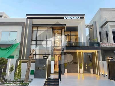بحریہ ٹاؤن سیکٹر ای بحریہ ٹاؤن,لاہور میں 5 کمروں کا 10 مرلہ مکان 3.5 کروڑ میں برائے فروخت۔
