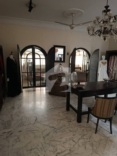 1000 Sq. Yards Bungalow For Sale In Momin Streets