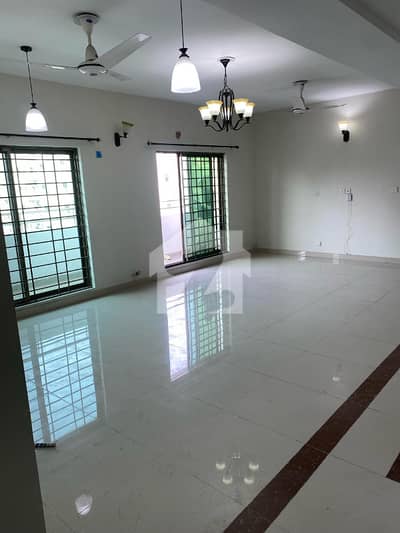 10 MARLA 3 BEDROOMS APARTMENT AVAILABLE FOR SALE