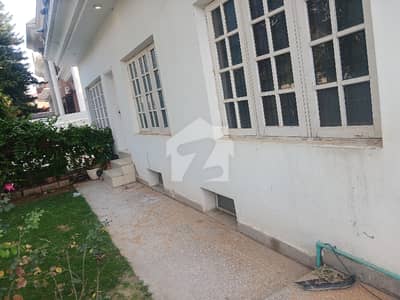 ایف ۔ 11 اسلام آباد میں 4 کمروں کا 16 مرلہ مکان 3.5 لاکھ میں کرایہ پر دستیاب ہے۔