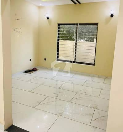 3Bed DDL 125 sq yd Villa FOR SALE at Precicnt-10B (All Amenities Nearby) Heighted Location Investor Rates