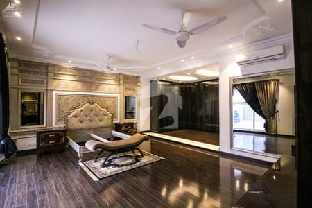 KANAL ROYAL FULL FURNISHED HOUSE FOR SALE TOP LOCATION SOLLAR INSTALLED