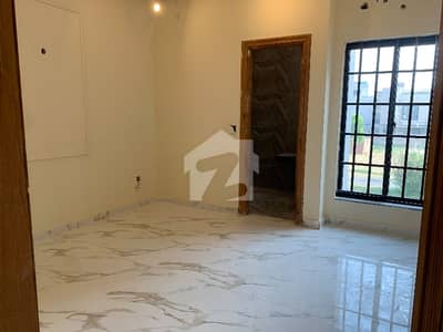 یو ای ٹی ہاؤسنگ سوسائٹی لاہور میں 5 کمروں کا 10 مرلہ مکان 3.55 کروڑ میں برائے فروخت۔