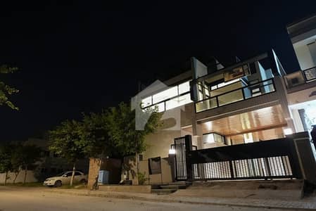 ٹاپ سٹی 1 اسلام آباد میں 6 کمروں کا 10 مرلہ مکان 4.4 کروڑ میں برائے فروخت۔