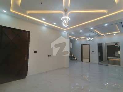 ایم اے جناح روڈ ملتان میں 3 کمروں کا 3 مرلہ مکان 1.0 کروڑ میں برائے فروخت۔