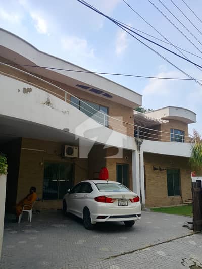 ONE KANAL DOUBLE UNIT BEAUTIFUL BANGLOW IN MAIN CANTT