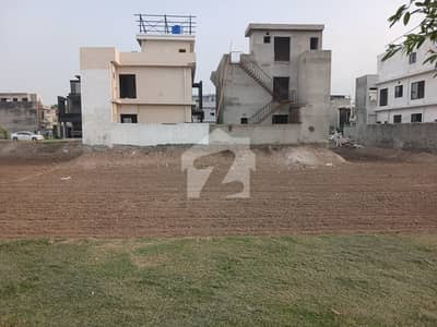 Excellent Location Residential Corner Plot At Commercial Back In Topaz Block , Park View City
