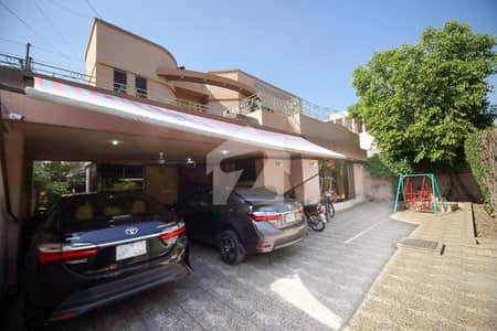 ONE KANAL BEAUTIFULL SAMI FURNISHED HOUSE AVAILABLE FOR RENT IN DHA PHASE 4