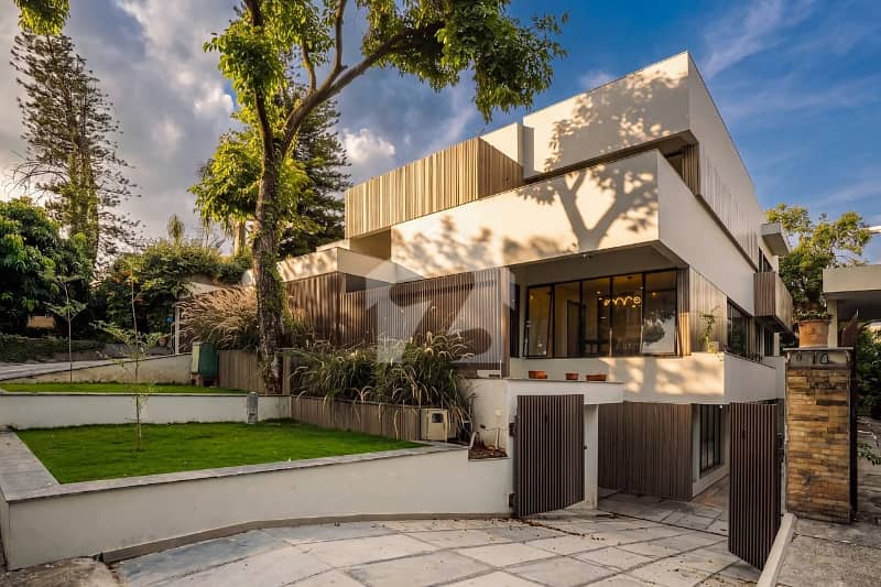 Prestigious Triple-Storey Residence | 9 Bedrooms | Luxury Living Prestigious Triple-Storey Residence | 9 Bedrooms | Luxury Living