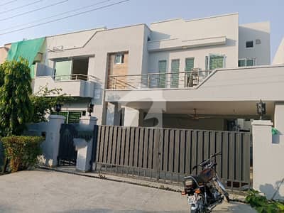 10 MARLA 4 BEDROOMS SD HOUSE AVAILABLE FOR RENT