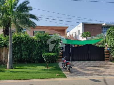 22 Marla Corner Stunning Well Maintained House For Sale In Heart Of DHA Naer To Park Masjid And Commercial Area.