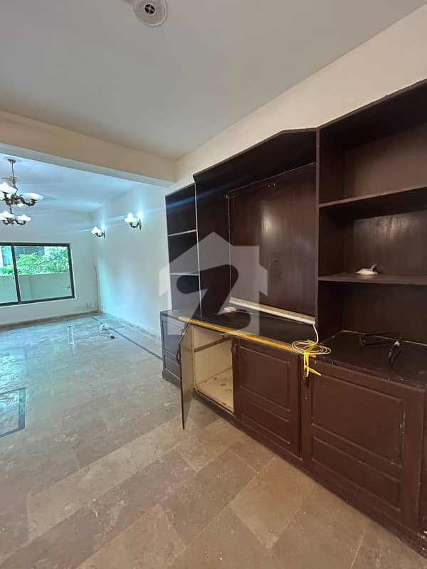 E11 ground 2bed with parking E11 ground 2bed with parking