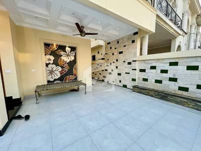8 Marla Owner Build House Available For Sale Very Good Condition