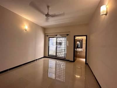 Well Maintained 3 Bed Room Flat Near Park, Mosque Well Maintained 3 Bed Room Flat Near Park, Mosque