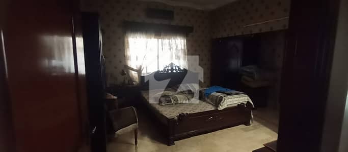 Triple Story House Block. 10 Gulshan-E-Iqbal For Sale( Direct own )