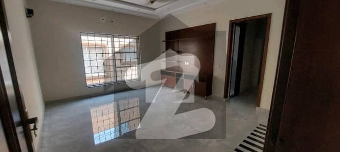 بحریہ ٹاؤن عمر بلاک بحریہ ٹاؤن سیکٹر B,بحریہ ٹاؤن,لاہور میں 4 کمروں کا 8 مرلہ مکان 2.9 کروڑ میں برائے فروخت۔