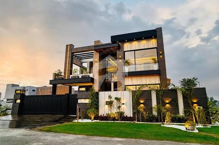 TRIPLE STOReY DESIGNER HOUSE FOR RENT