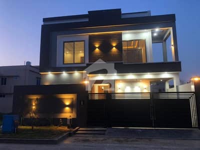 سٹی ہاؤسنگ سوسائٹی سیالکوٹ میں 5 کمروں کا 10 مرلہ مکان 3.75 کروڑ میں برائے فروخت۔
