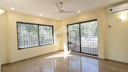 FOR RENT Fully Renovated 7-Bedrooms Triple Storey House F_6/2 FOR RENT Fully Renovated 7-Bedrooms Triple Storey House F_6/2