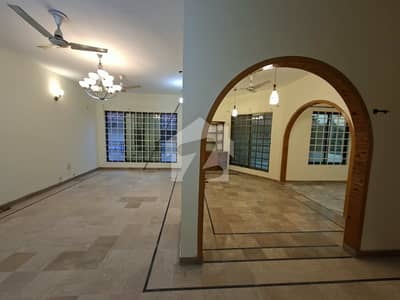 1 kanal House for rent in I-8/2