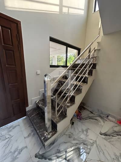 ٹاپ سٹی 1 - بلاک ڈی ٹاپ سٹی 1,اسلام آباد میں 5 کمروں کا 10 مرلہ مکان 4.3 کروڑ میں برائے فروخت۔