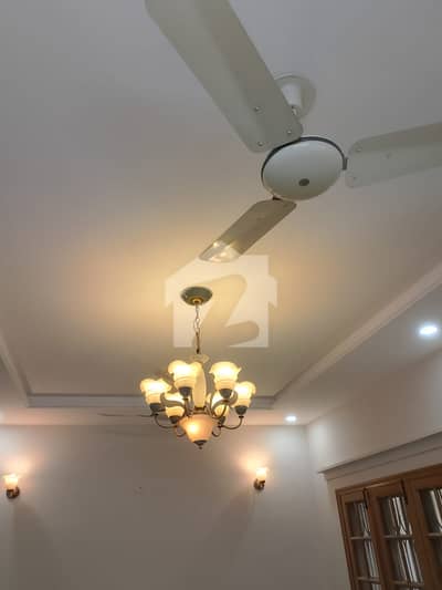 ایف ۔ 11 اسلام آباد میں 6 کمروں کا 10 مرلہ مکان 9.5 کروڑ میں برائے فروخت۔