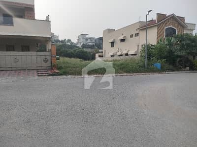 ڈی ایچ اے فیز 2 - سیکٹر ایچ ڈی ایچ اے ڈیفینس فیز 2,ڈی ایچ اے ڈیفینس,اسلام آباد میں 1 کنال رہائشی پلاٹ 4.65 کروڑ میں برائے فروخت۔