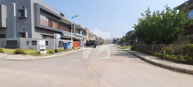 10 MARLA IDEAL LOCATION FOR SALE