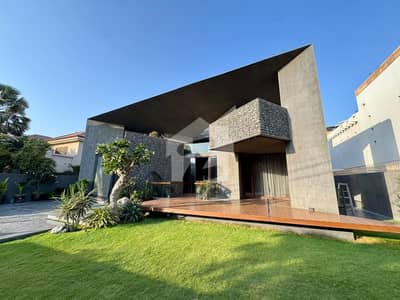 1000 YARDS LUXURY VILLA FOR SALE