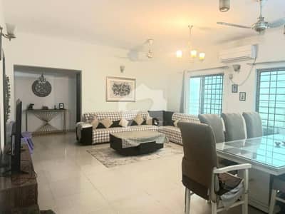 10 Marla 3 Bedrooms Hot Location Flat For Sale.