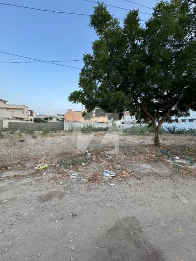 400sqyrd plot on 150ft wide road in prime sector