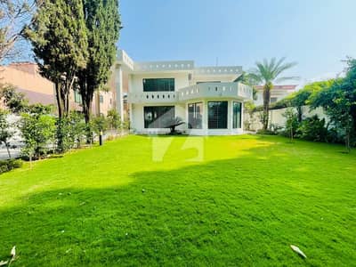 ایف ۔ 7/3 ایف ۔ 7,اسلام آباد میں 6 کمروں کا 2 کنال مکان 14.0 لاکھ میں کرایہ پر دستیاب ہے۔