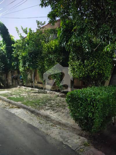 1 Kanal Park Facing 7-Bed House in Valencia Town A Block. 1 Kanal Park Facing 7-Bed House in Valencia Town A Block.