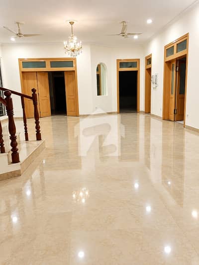 ایف ۔ 8 اسلام آباد میں 6 کمروں کا 1 کنال مکان 12.0 لاکھ میں کرایہ پر دستیاب ہے۔