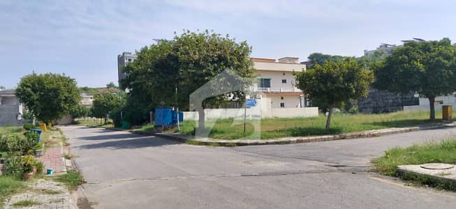 16 MARLA CORNER PLOT WITH OUTSTANDING LOCATION IN BLOCK-I