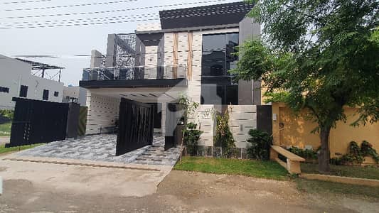 ویلینشیاء ہاؤسنگ سوسائٹی لاہور میں 5 کمروں کا 10 مرلہ مکان 5.25 کروڑ میں برائے فروخت۔