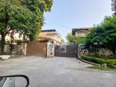 666 square yards cda transfer nice located old construction house available in f-7/2 666 square yards cda transfer nice located old construction house available in f-7/2