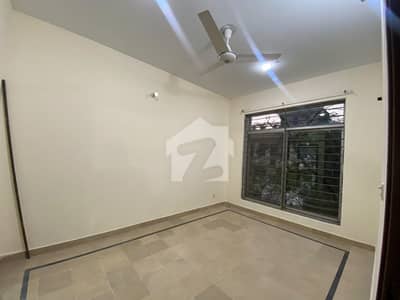 جی ۔ 13 اسلام آباد میں 4 کمروں کا 4 مرلہ مکان 3.35 کروڑ میں برائے فروخت۔