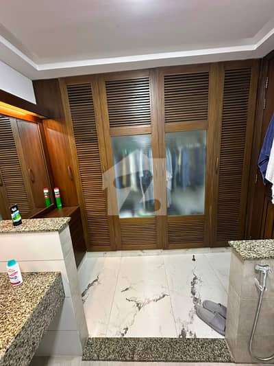 600 SQ YARD HOUSE 2 UNIT FOR SALE