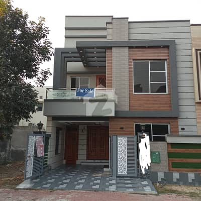 بحریہ ٹاؤن سیکٹر سی بحریہ ٹاؤن,لاہور میں 4 کمروں کا 5 مرلہ مکان 2.4 کروڑ میں برائے فروخت۔ بحریہ ٹاؤن سیکٹر سی بحریہ ٹاؤن,لاہور میں 4 کمروں کا 5 مرلہ مکان 2.4 کروڑ میں برائے فروخت۔